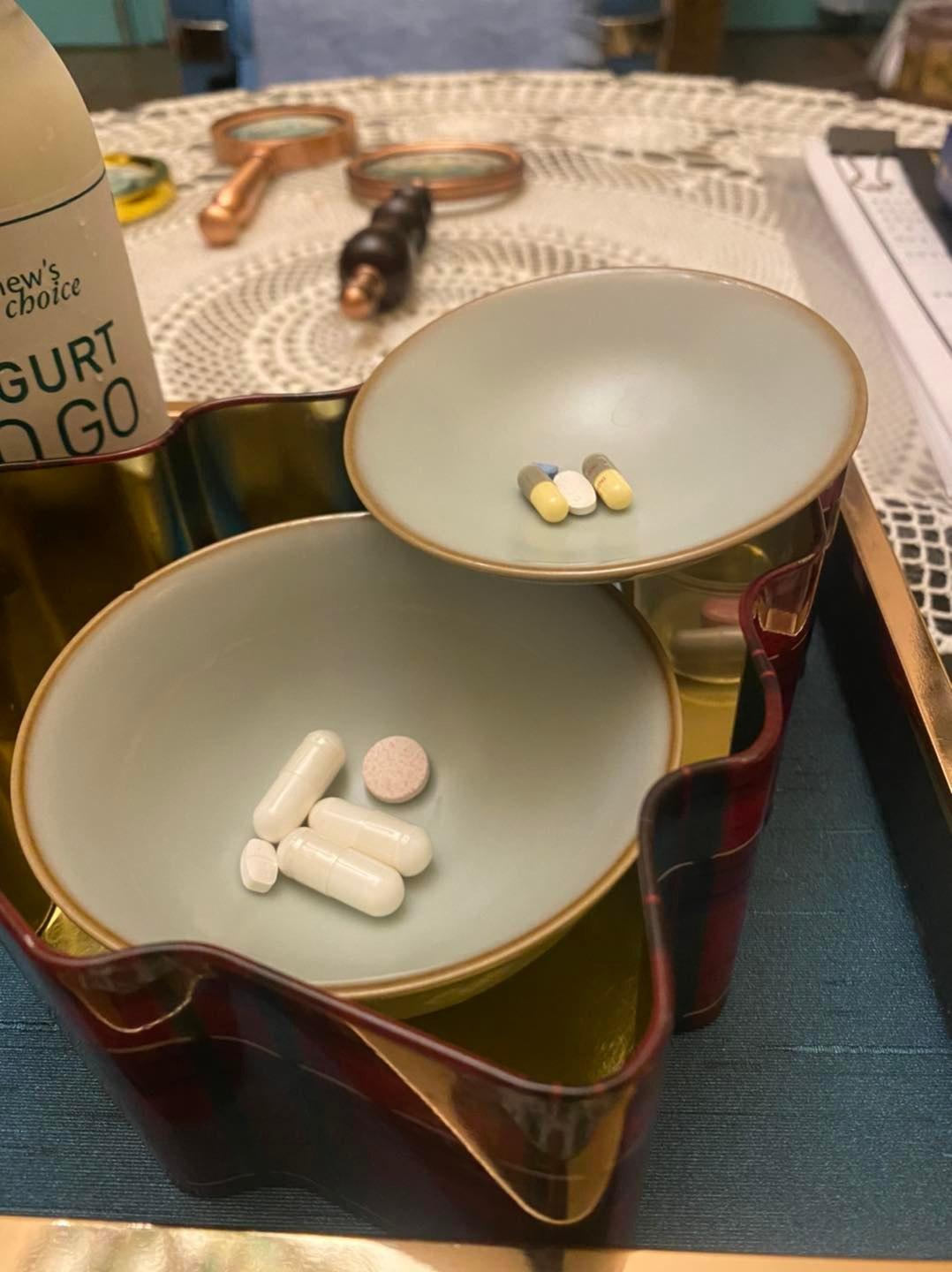 陳文茜每天必須吃大量藥丸。(圖/翻攝自陳文茜臉書)