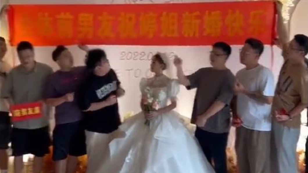 正妹結婚「9位前男友」全到場　拉橫幅祝賀真相藏玄機