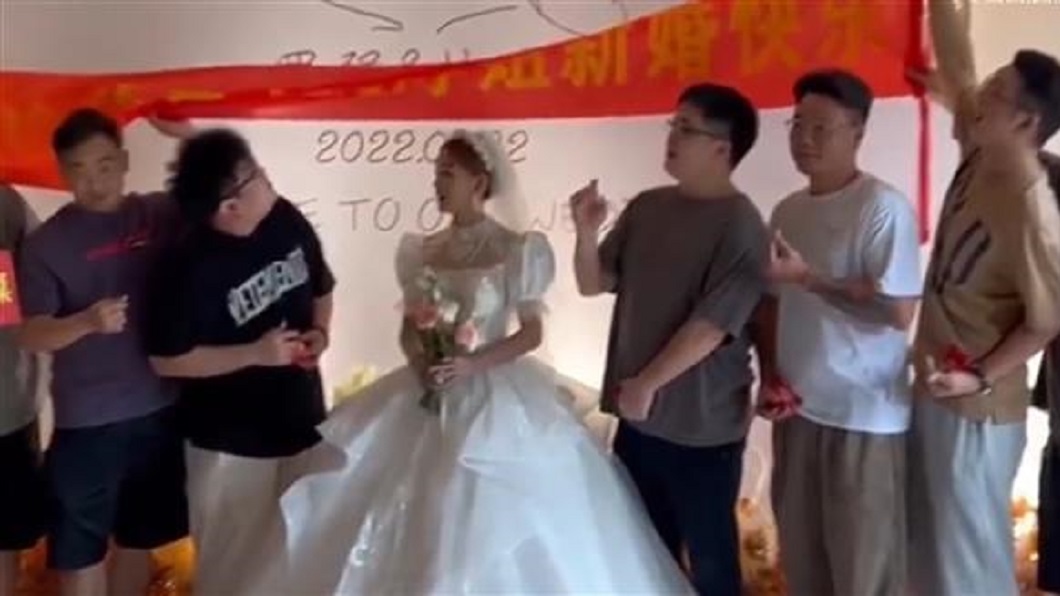 9名男性排排站拉橫幅祝賀。(圖/翻攝自微博)