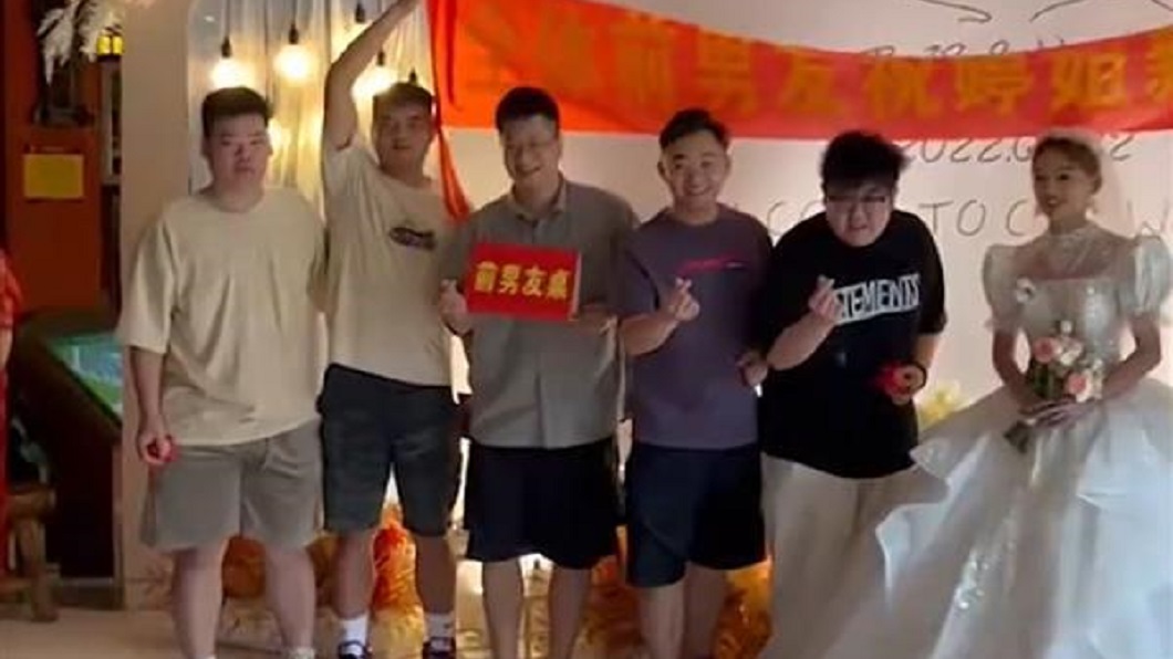 事後了解這9為並非前男友而是新娘同學。(圖/翻攝自微博)