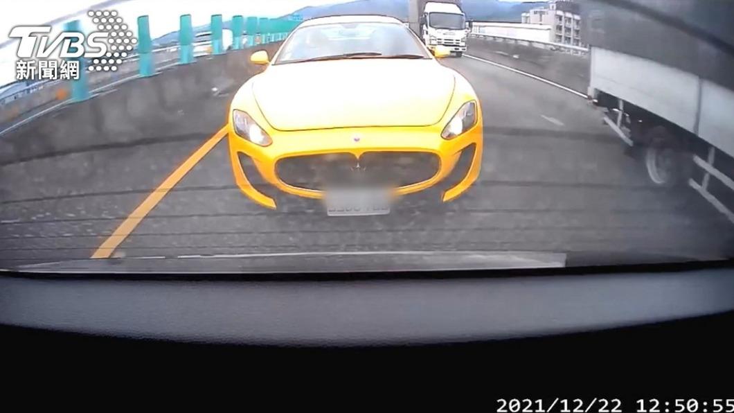 網路上也有不少逼車影片,通常都是會緊貼屁股讓前車感到壓力。(圖/ TVBS)