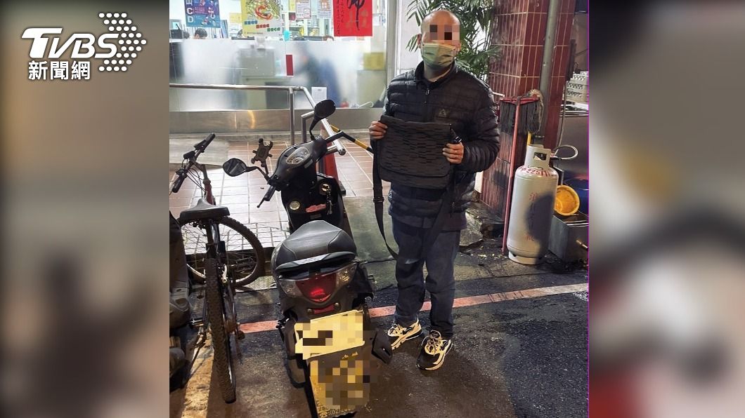 游男將公司貨款拿去還賭債，因為不知道如何交代，竟然自導自演假搶案。（圖／TVBS）