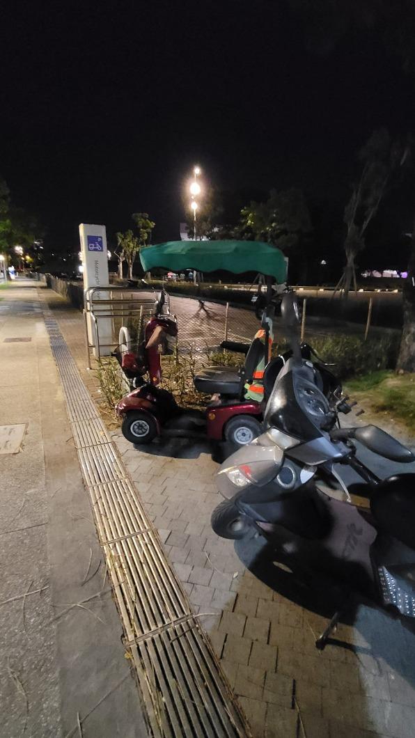 婆婆行動不便,無法招呼車流。(圖/翻攝自爆廢公社公開版)