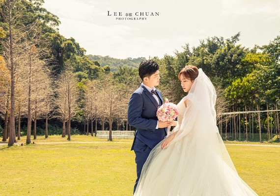 攝影師間像是朋友一樣輕鬆自然的拍攝過程。（圖／翻攝自李權 Lee chuan 攝影工作室臉書）