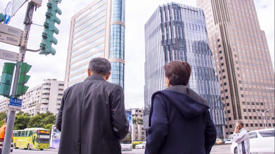 黃珊珊（右）表示他每天認真完成「行政職責」。（圖／翻攝自黃珊珊臉書）