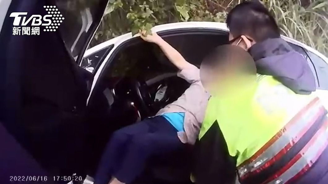 倒車不慎卡山溝!男行動不便困車內 巡邏警神救援