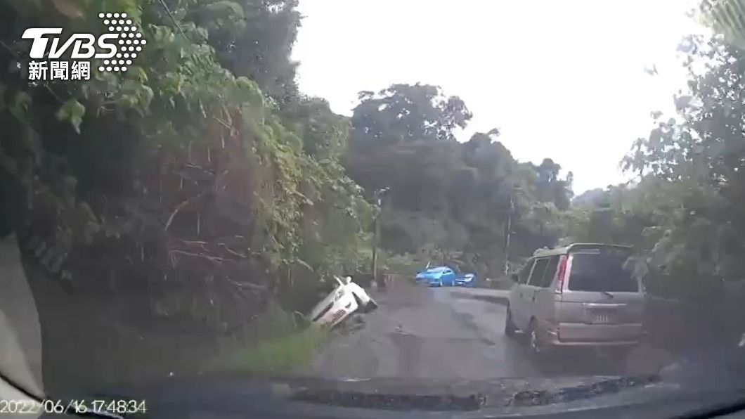 巡邏警員發現小轎車卡在山溝內動彈不得,立即上前關切。(圖/TVBS)