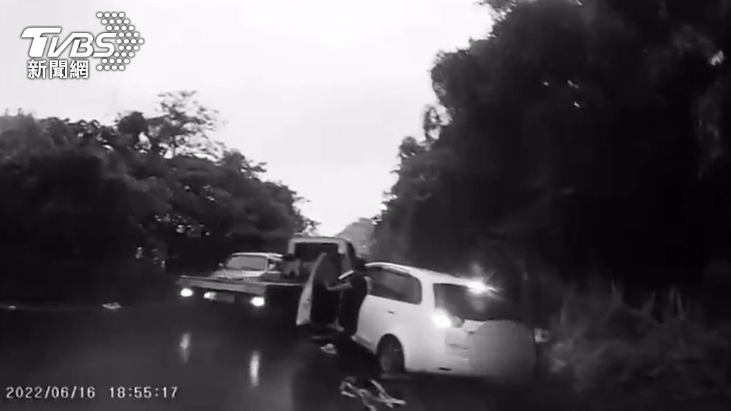 拖吊車到場救援。(圖/TVBS)
