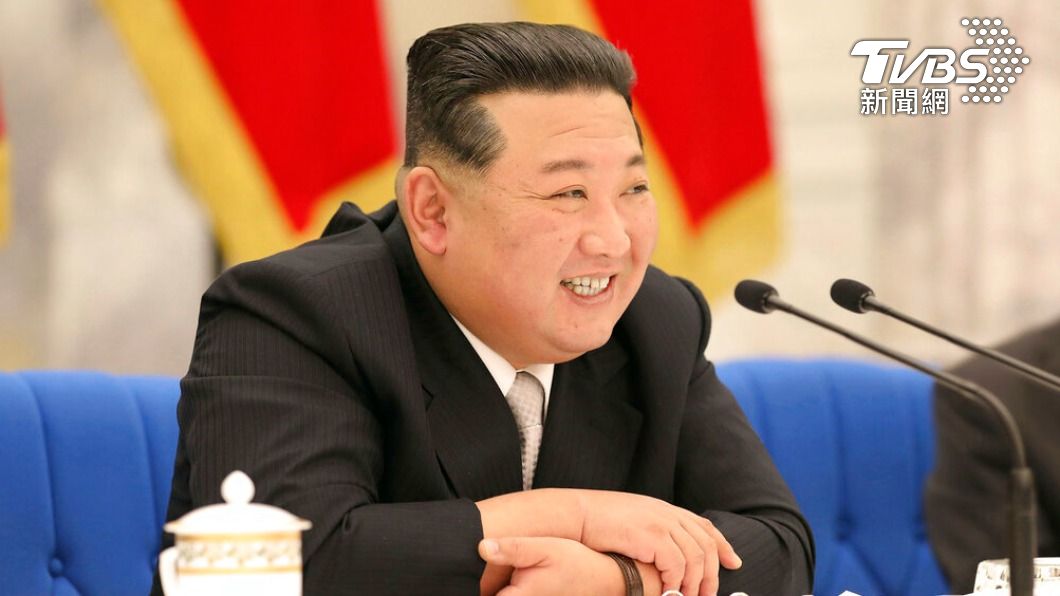 金正恩燦笑開會！作戰圖似韓國輪廓　疑計劃部署戰術核武