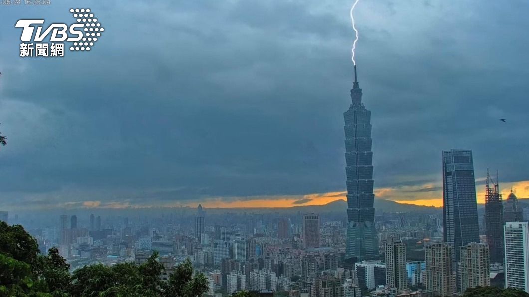 雷神降臨!雷擊台北101照片曝光 1分鐘200次閃電