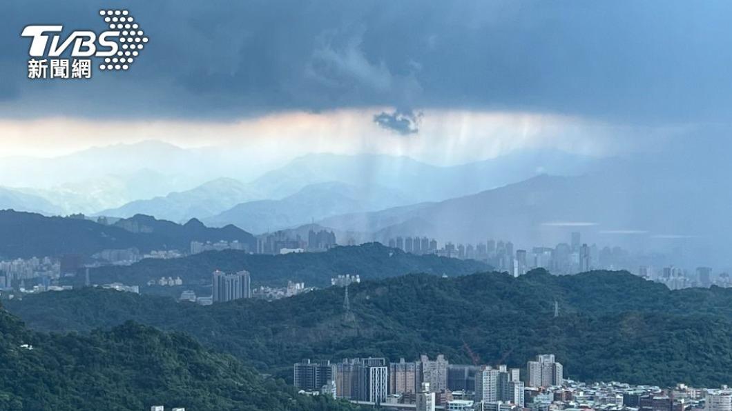 中央氣象局昨對雙北發布大雷雨即時訊息。(圖/TVBS)