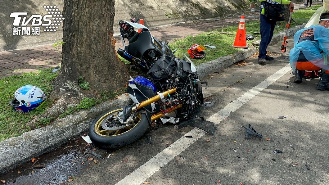 苗栗紅牌撞白牌!重機卡路樹對折 騎士命危、3人傷