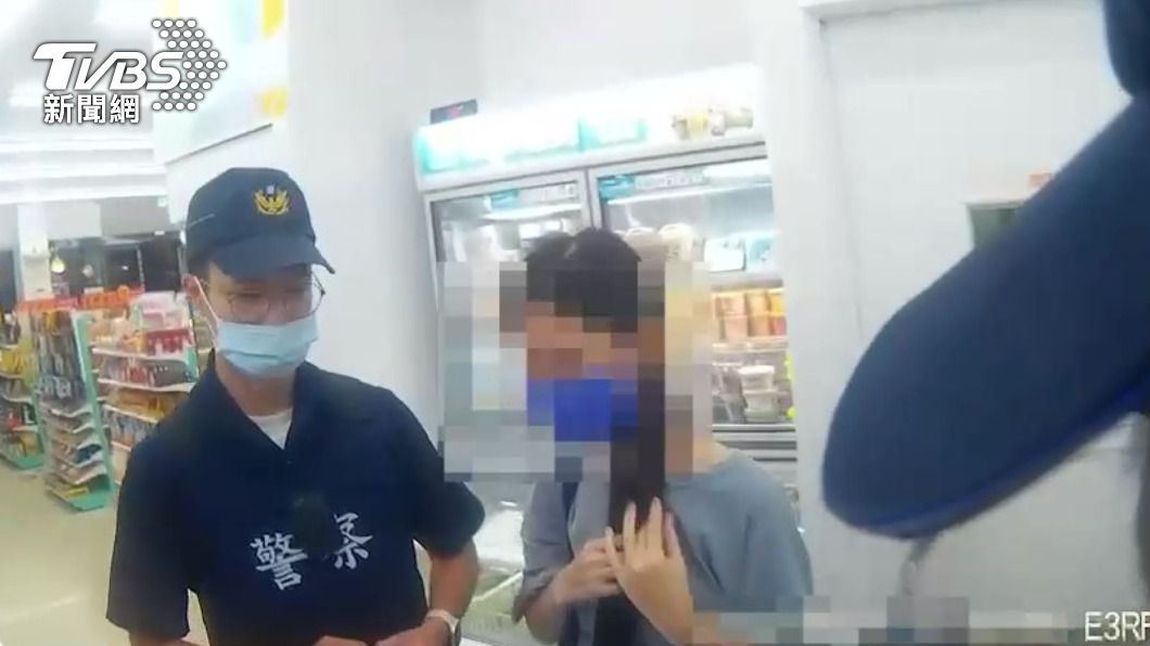 女子疑似遇到詐騙集團,警方獲報後到場關切。(圖/TVBS)