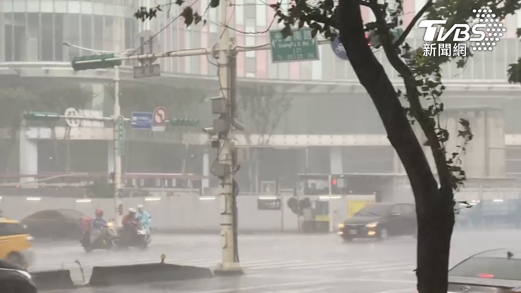 轟隆隆!8縣市大雷雨狂炸 19地區升級豪、大雨特報