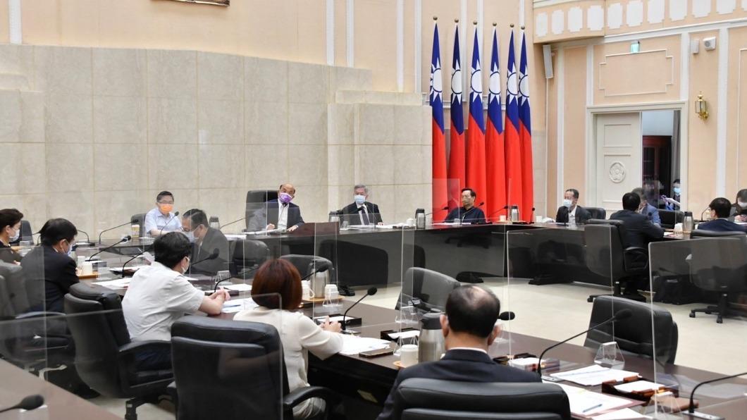 蘇貞昌今(25)日上午10時召開擴大防疫會議。(圖/政院提供)