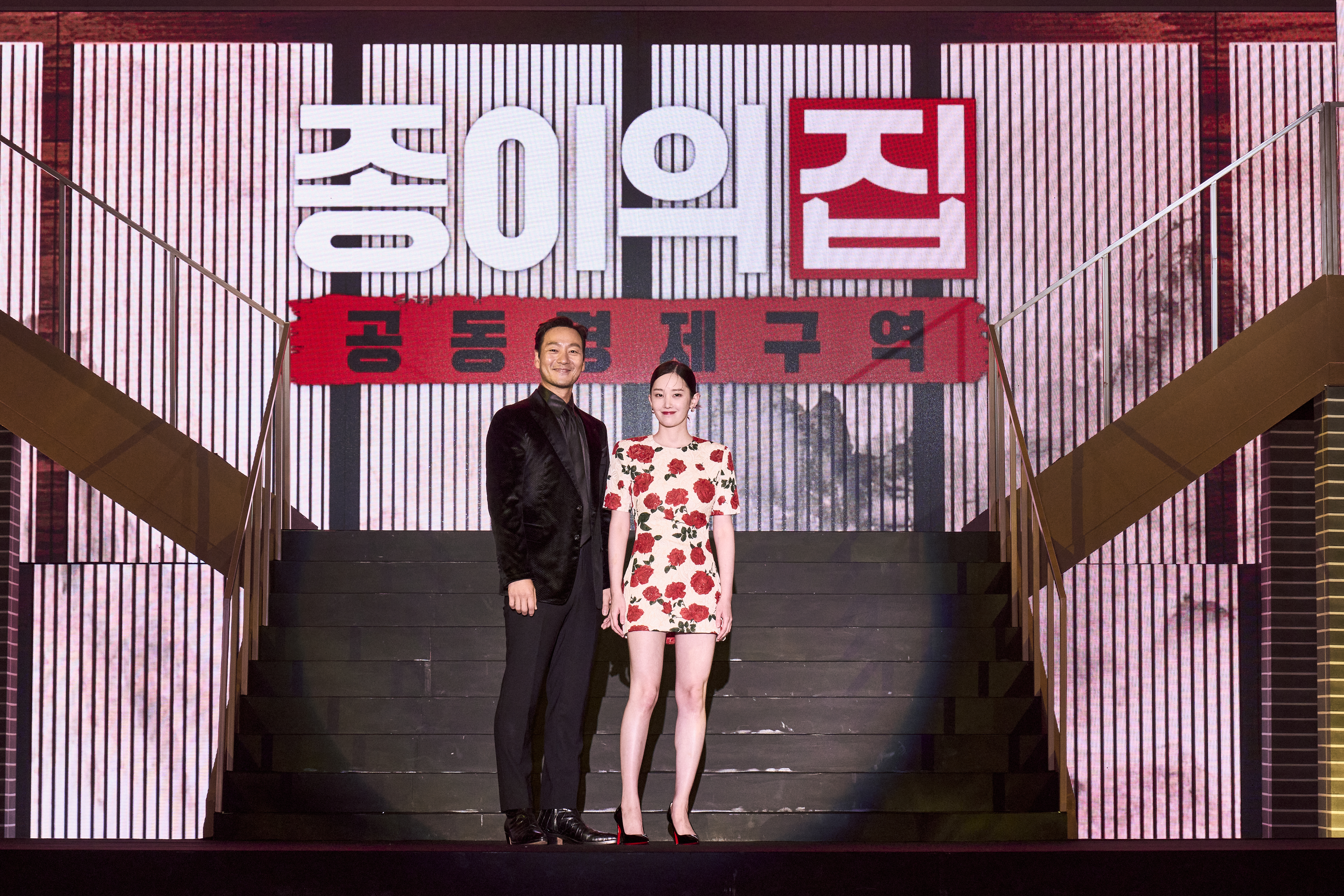 朴海秀(左)與全鍾瑞出席《紙房子:韓國篇》記者會。(圖/Netflix提供)