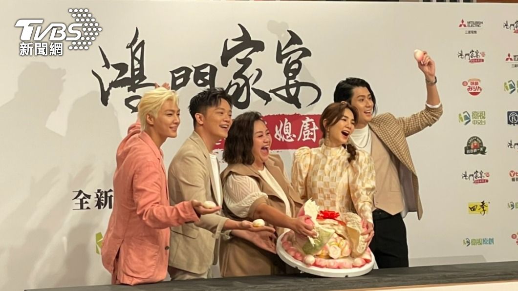 眾人一起切開壽桃,預祝節目收視長紅。(圖/謝佩樺攝)