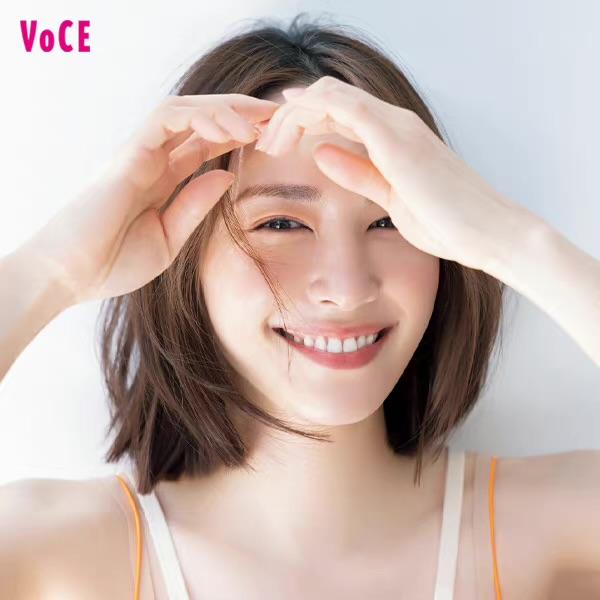 新垣結衣告別「牙套臉」,展現「國民老婆」一貫迷人風采。(圖/翻攝自《VOCE》)