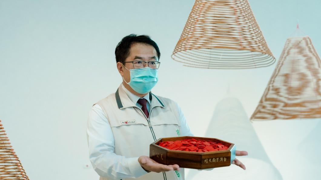 台南市長黃偉哲也在開展前率先試膽看展。(圖/翻攝自台南美術館臉書)
