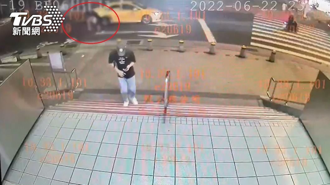 店家監視器拍下雙方在街上扭打,吳少當場腹部中刀。(圖/TVBS)