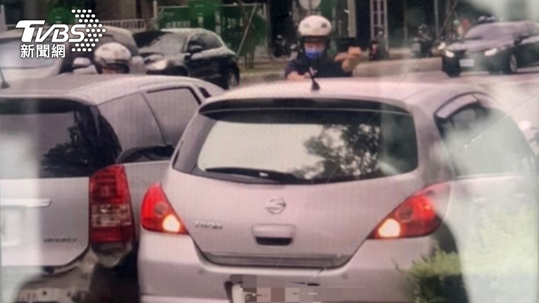 右車為拒檢車輛。(圖/TVBS)