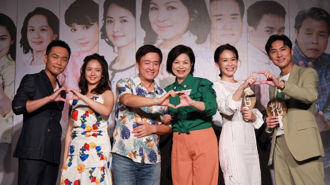 左起許仁杰、臧芮軒、檢場、楊貴媚、李佳豫、李運慶出席《天下第一招》記者會。（圖／大愛提供）
