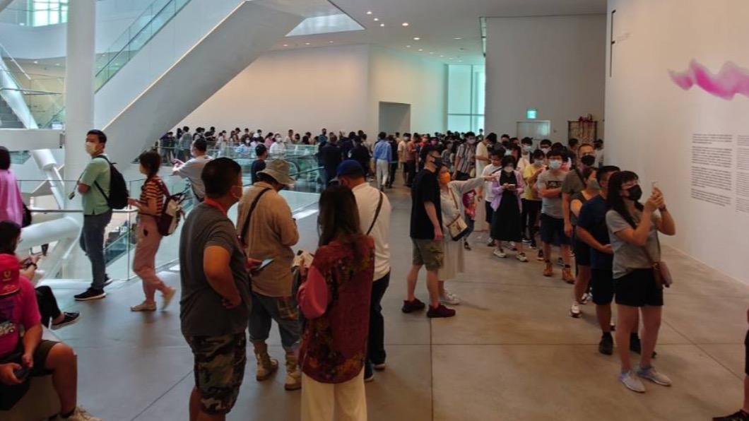 大雨也趕不走!「地獄展」人比鬼還多 夜間場一樣擠爆