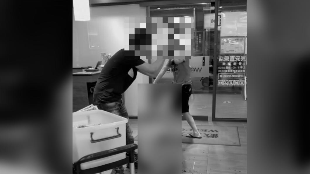 2名男子當場濺血。(圖/目擊民眾 林先生提供,畫面經變色處理)