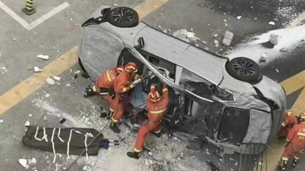 電動車從3樓爆衝墜地釀2死! 網酸爆:「蔚來」堪憂