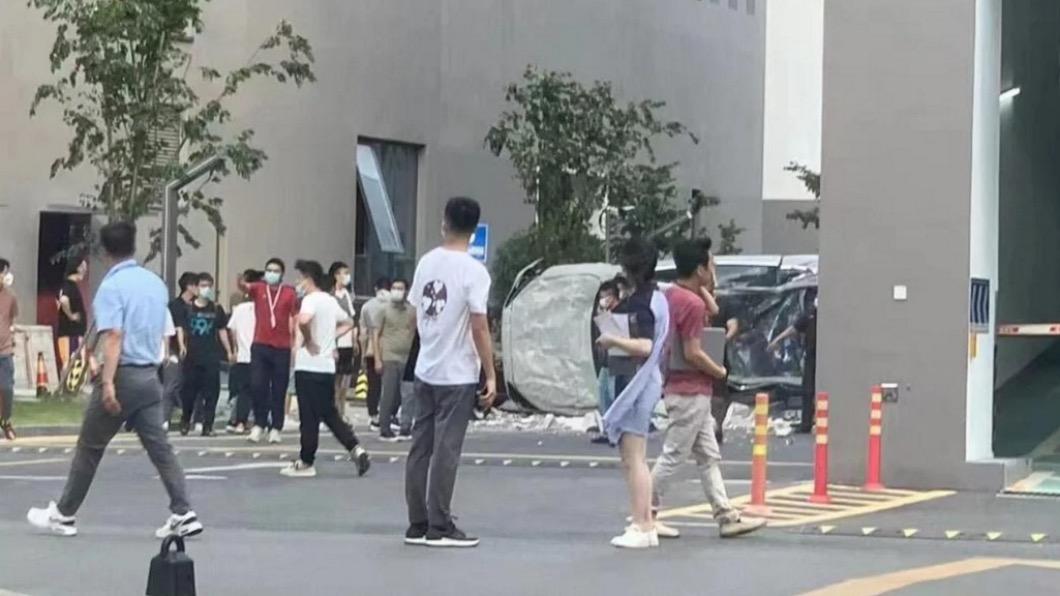 車輛直接墜落在一般道路上,引起不少人圍觀。(圖/翻攝自微博@CnEVPost)
