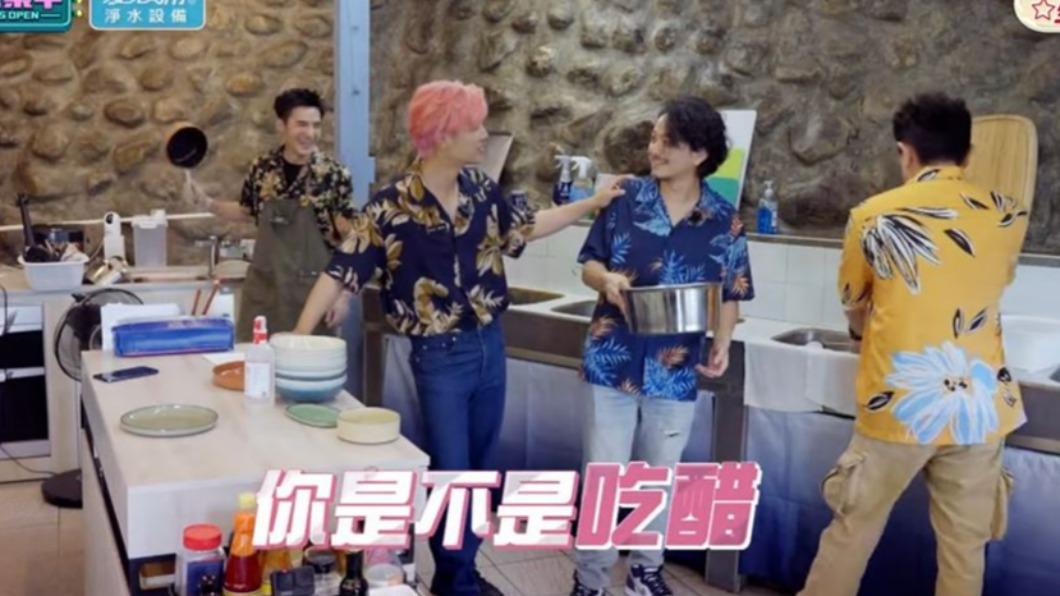 楊銘威(右二)被炎亞綸(右三)笑稱是不是吃醋。(圖/翻攝《來吧!營業中》節目片段)