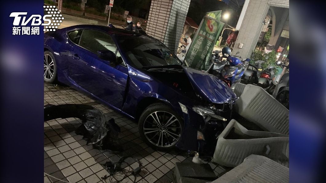 小客車失控撞進騎樓!車頭扭曲變形 9機車2女遭波及