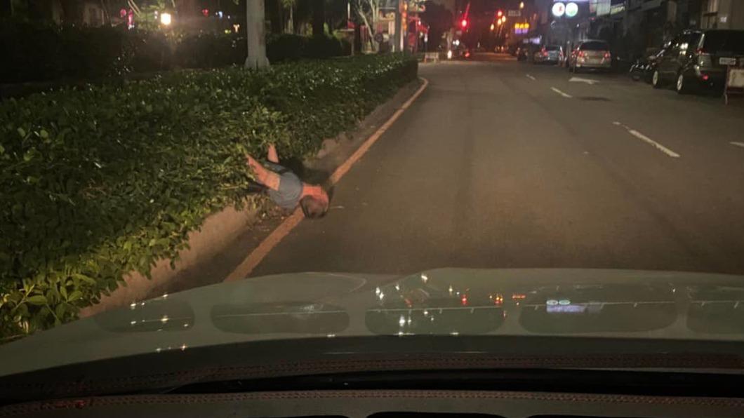比殭屍展還恐怖!阿伯酒醉「倒栽分隔島」半身外露險爆頭