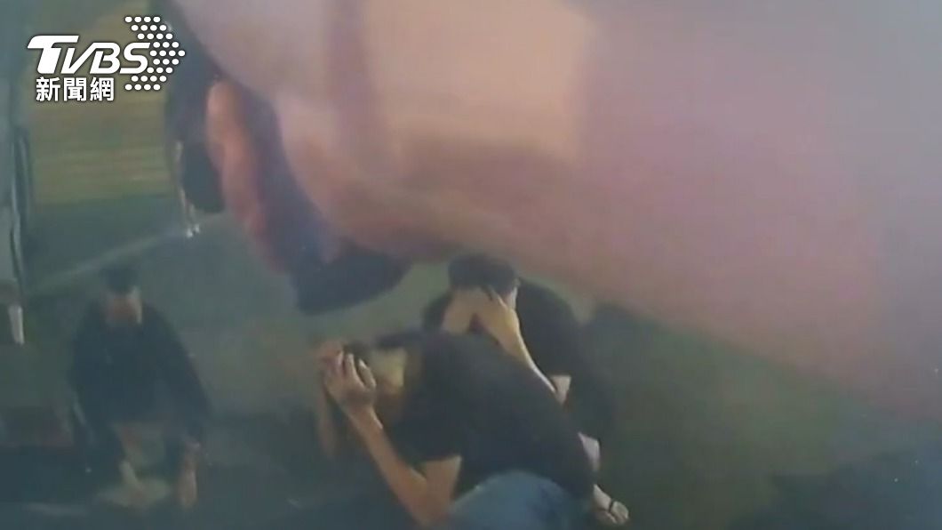 員警巡邏經過發現異狀,隨即叫支援控制衝突場面。(圖/TVBS)
