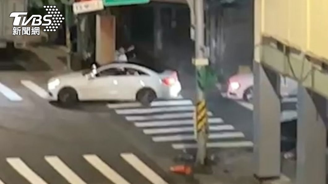 犯嫌當街追車持棍棒、刀械攻擊。(圖/民眾提供)