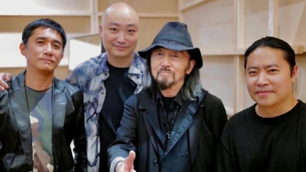 梁朝偉(左一)出席山本耀司的2023年春夏時裝Show。(圖/翻攝自微博)
