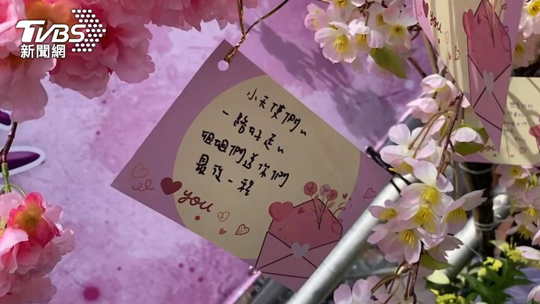 靈堂現場有許多慰問鮮花及卡片。(圖/TVBS)
