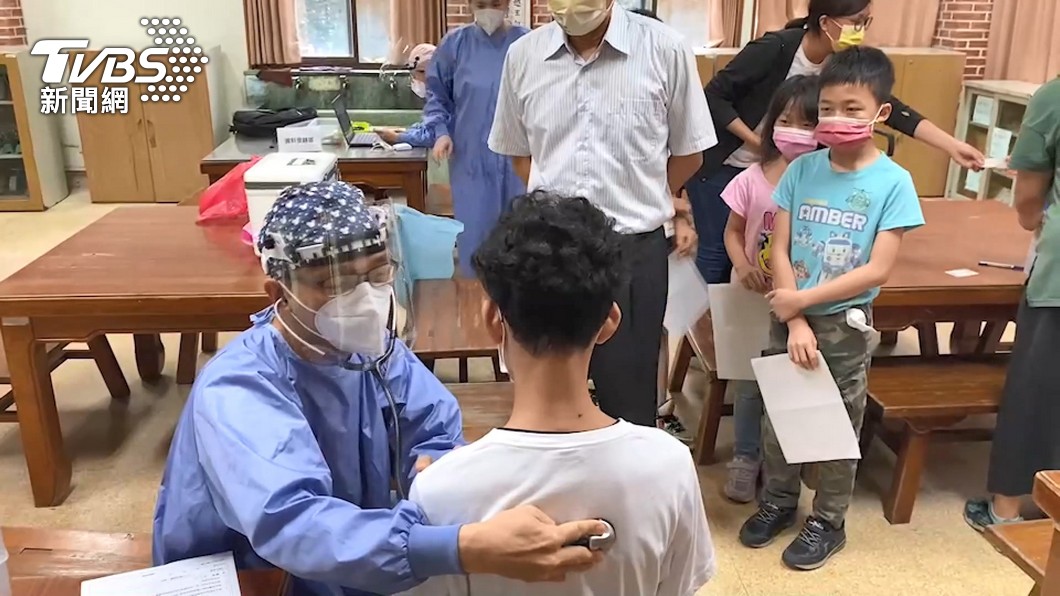 小朋友打疫苗儘快衝高保護力。(圖/TVBS)
