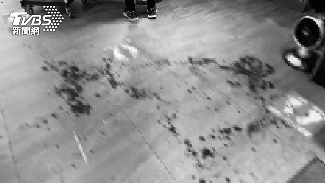 火鍋店內滿是血跡。(圖/TVBS)