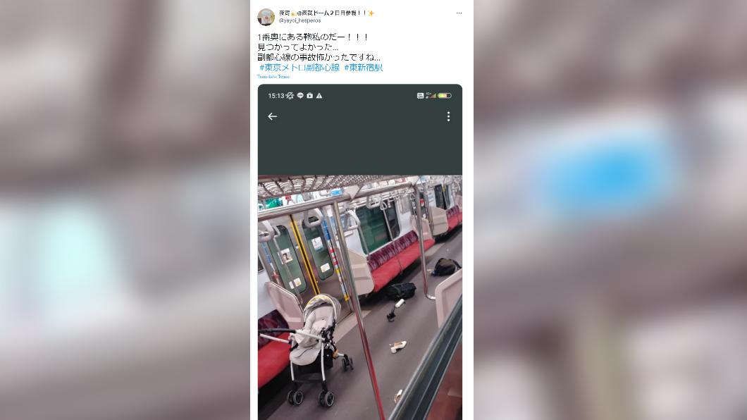 民眾的鞋子、包包、嬰兒推車都留在車內。（圖／翻攝自推特）