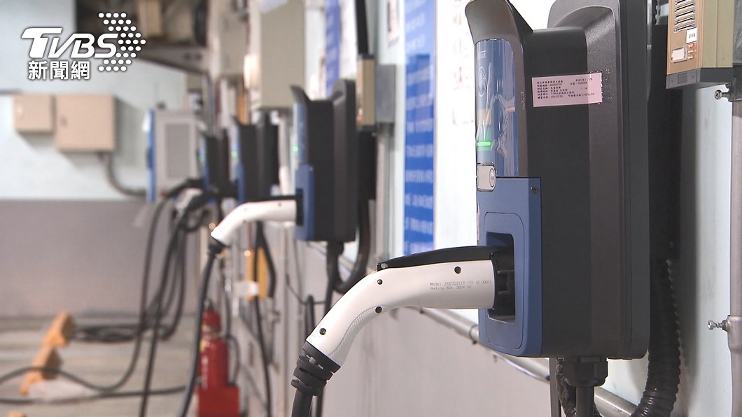 有網友指出電動車發電還是要仰賴台灣的火力發電,因此不會比較環保。(圖/TVBS)