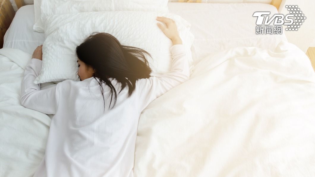 趴睡超傷身!一起床腰酸背痛 睡眠專家公開「理想睡姿」