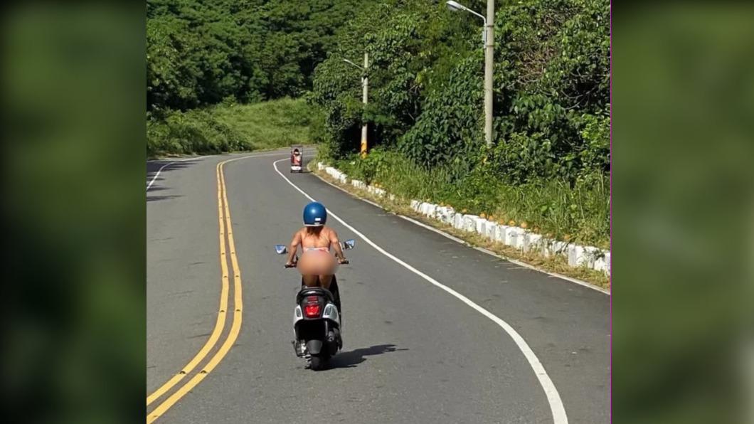 網友在墾丁路上看到一名比基尼辣妹用特殊的騎車方式在騎車。 （圖／翻攝自爆廢公社臉書）