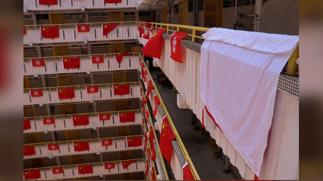 民眾疑似用白布遮住旗幟。（圖／翻攝自獨立媒體inmediahk.net臉書）