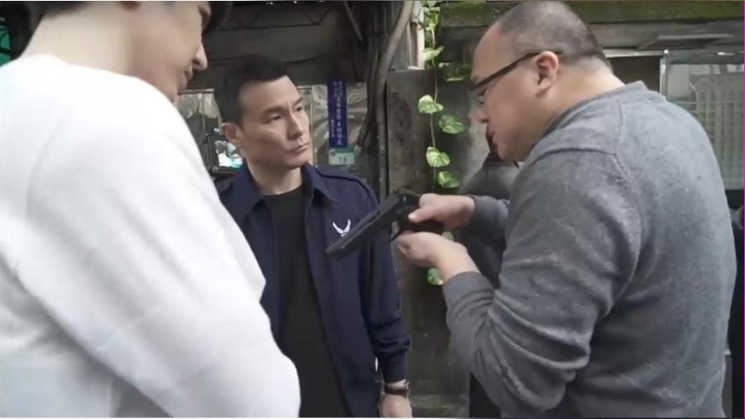明金成指導用槍。（圖／翻攝自LiTV）