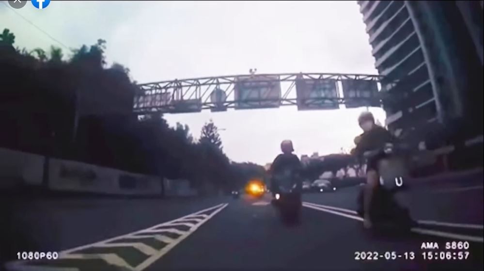 女子減速停車與後方駕駛理論。（圖／翻攝自臉書社團《爆廢公社》）