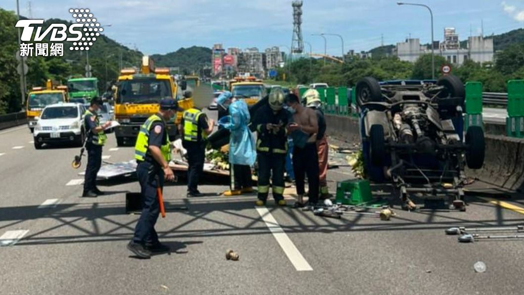 小貨車國道一號突翻覆幾乎「解體」 零件四散跨二線道