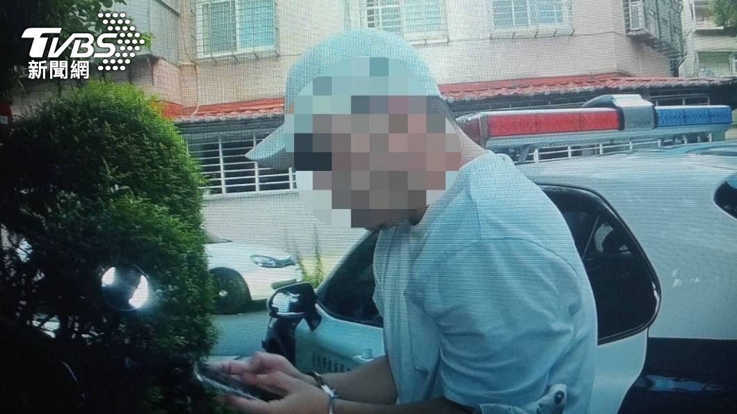 黃男遭警方上銬。(圖/TVBS)