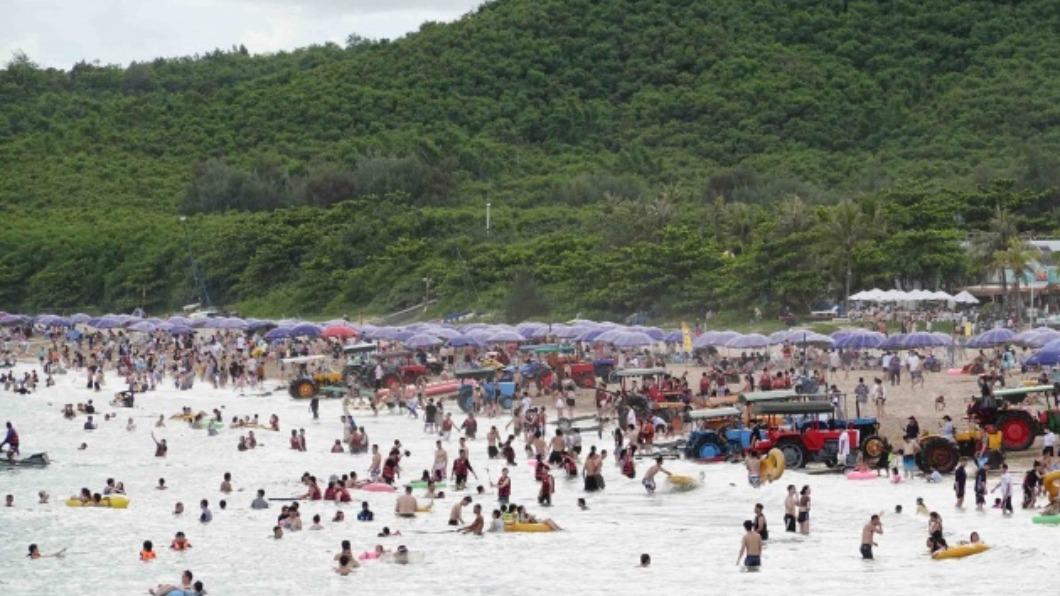 疫情緩降+天氣熱　墾丁沙灘久違擠爆人潮