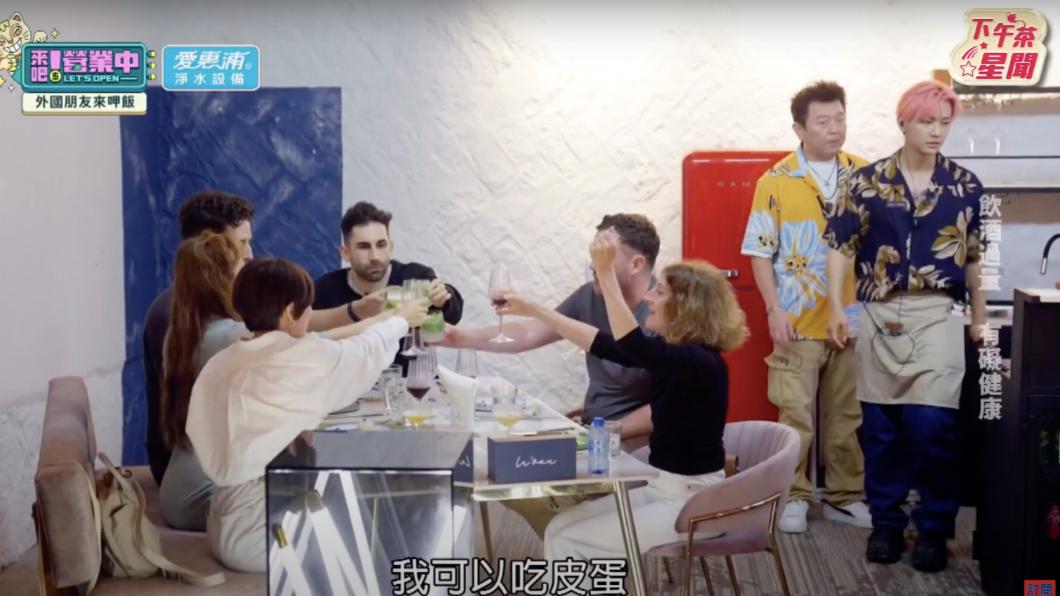節目邀請外國來賓到「老屋」用餐。(圖/翻攝《來吧!營業中》節目片段)